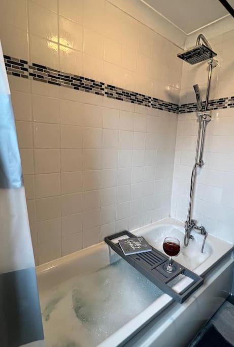 Lovely, Two Bedroom Central Location Appartement Londres