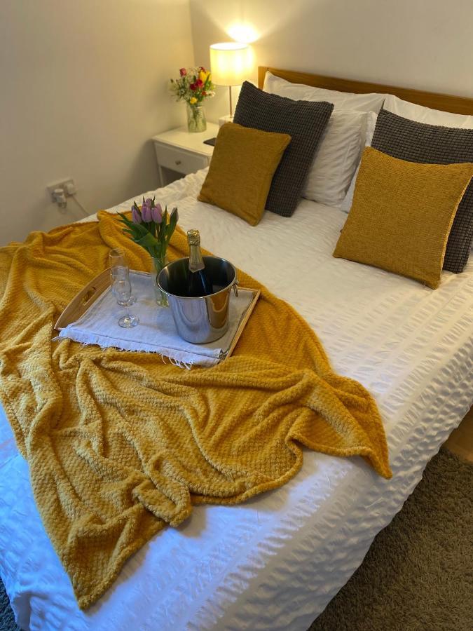 Guest Bedroom With King Size Bed In Brixton Homestay *
