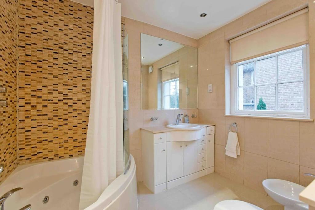 Beautiful Iconic 4 Bedroom House By Regents Park Holiday home London