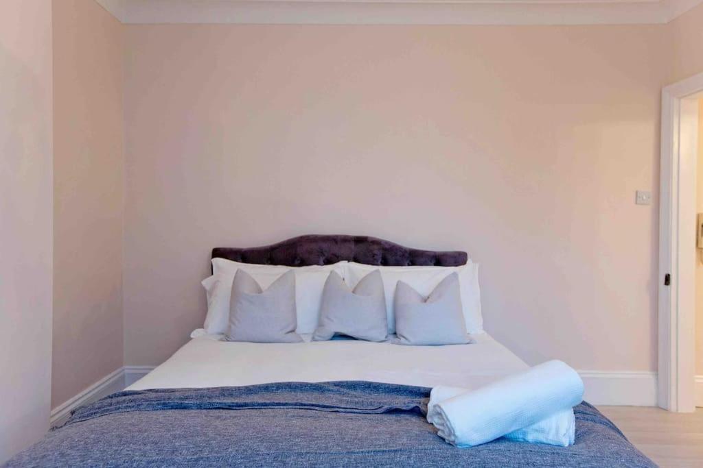 Beautiful Iconic 4 Bedroom House By Regents Park London