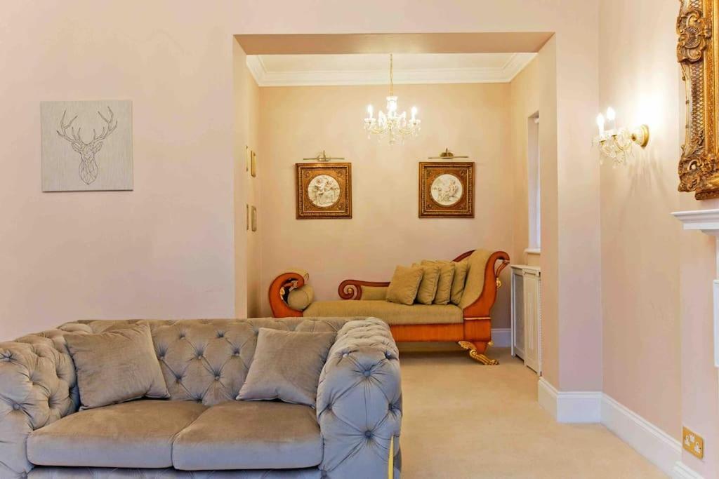 Beautiful Iconic 4 Bedroom House By Regents Park London
