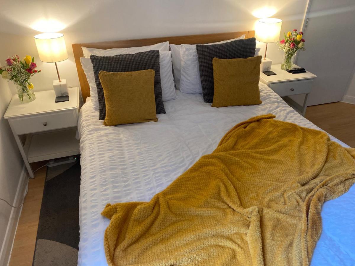 Guest Bedroom With King Size Bed In Brixton *