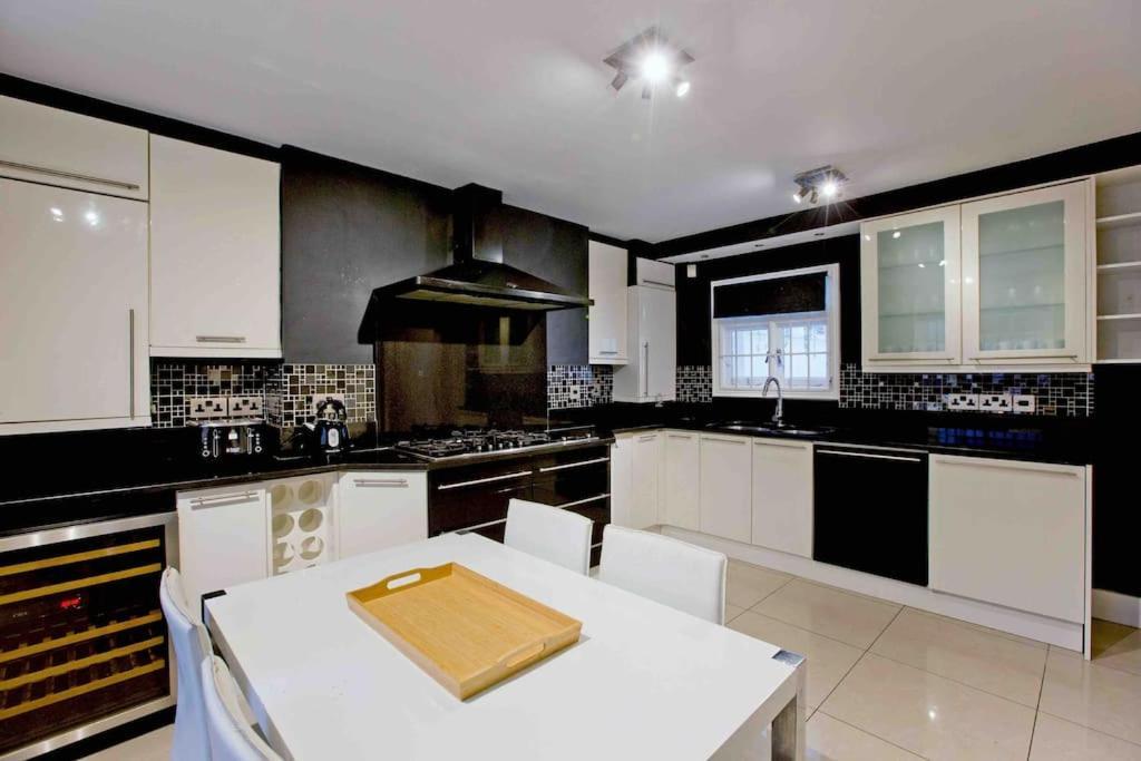 Beautiful Iconic 4 Bedroom House By Regents Park Holiday home
