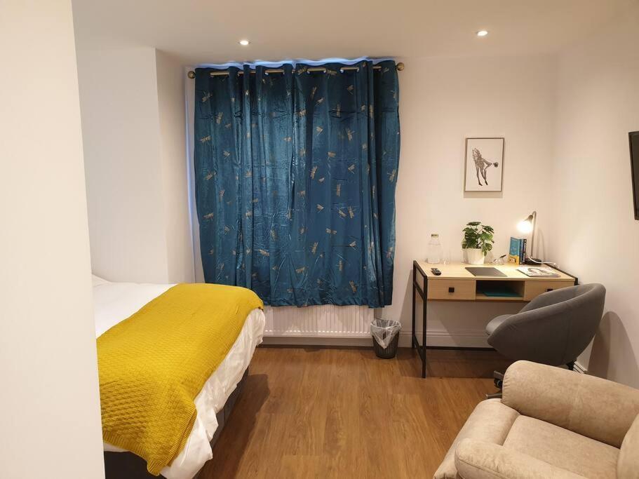 New - Private King Bed -put- With Terrace, Free Parking, Near Tube