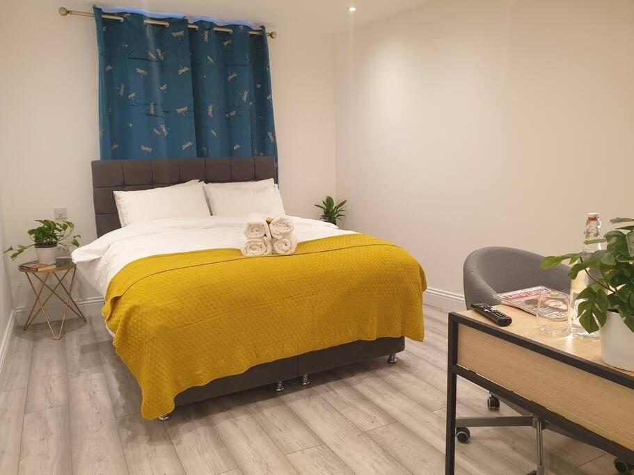 New - Private King Bed -put- With Terrace, Free Parking, Near Tube * Londres