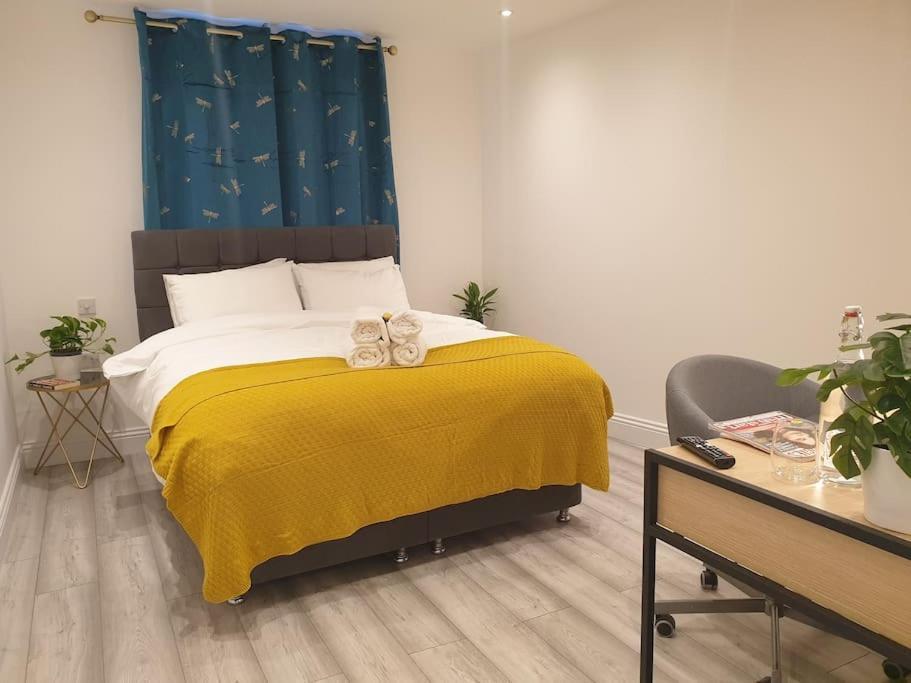 New - Private King Bed -ric- Free Parking, Terrace, Near Tube Apartamento