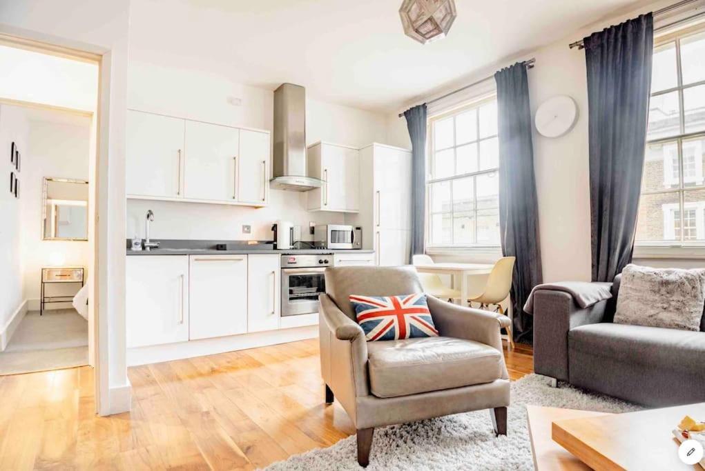 Warwick Sq, Apartment *