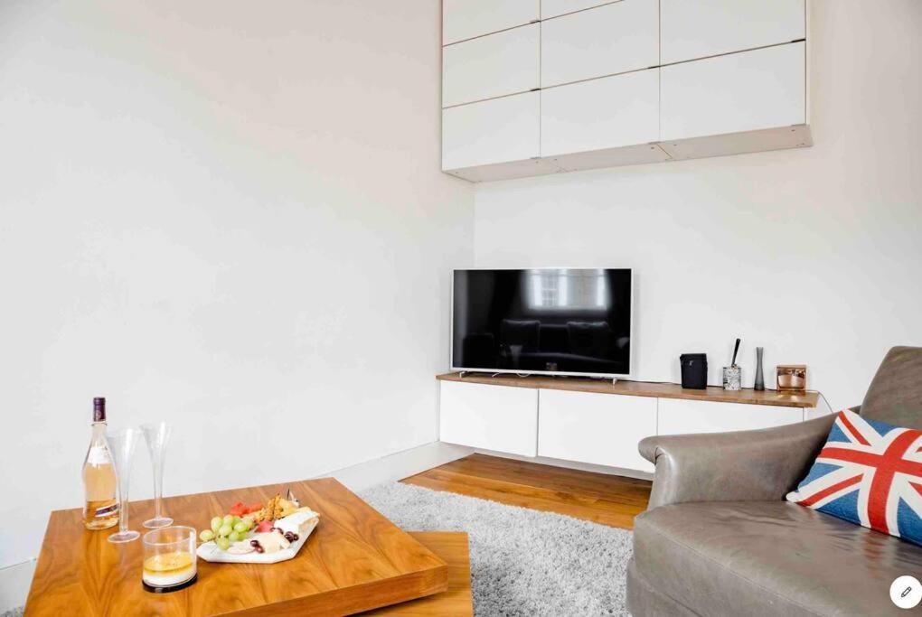 Warwick Sq, Apartment *