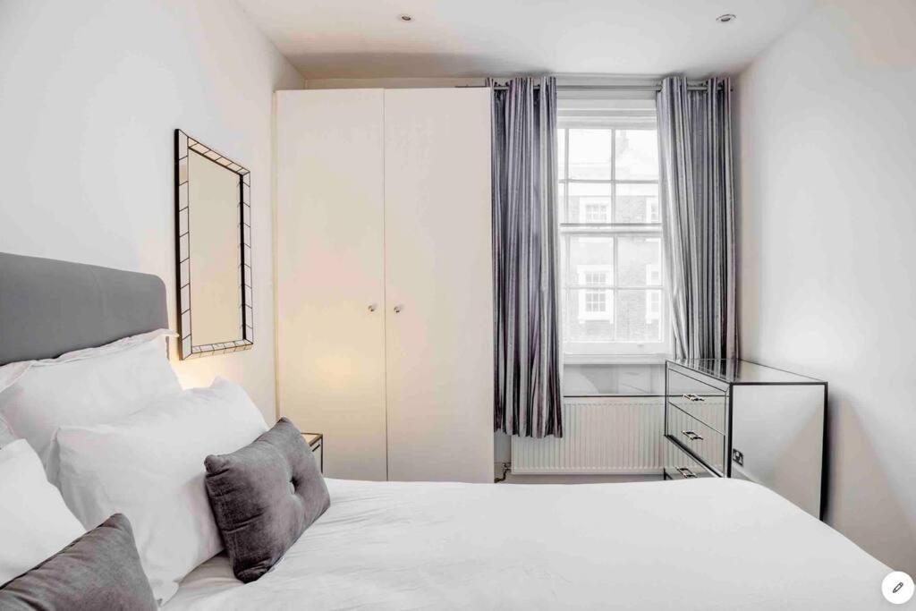 Apartment Warwick Sq, *