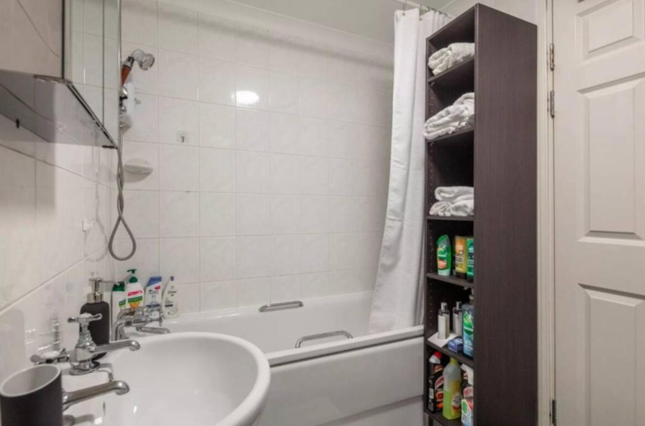 1 Bedroom Flat With Free Parking * Londres