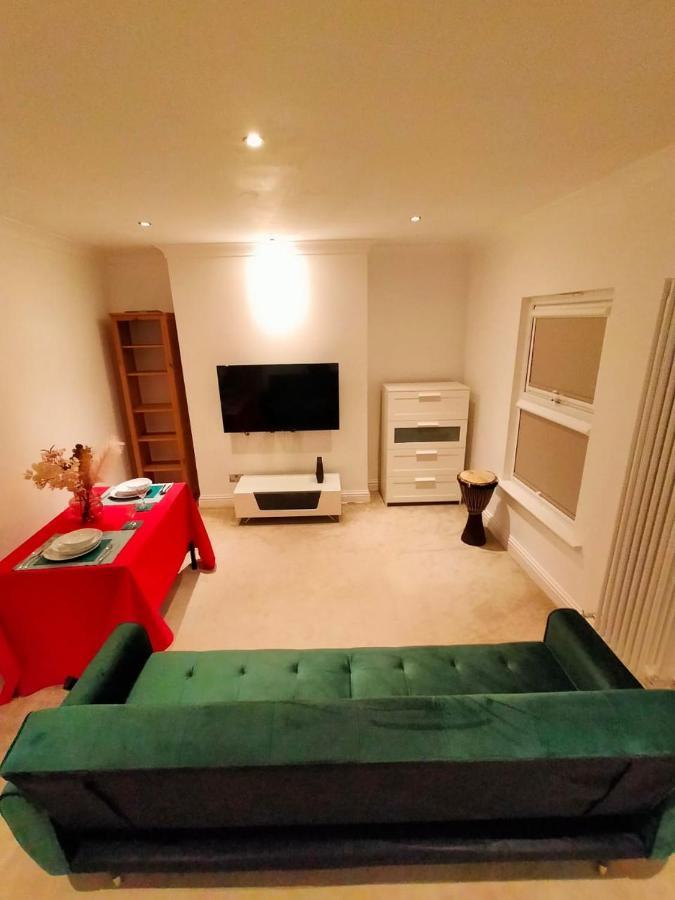 Fully-equipped Flat In The Of London. Appartement