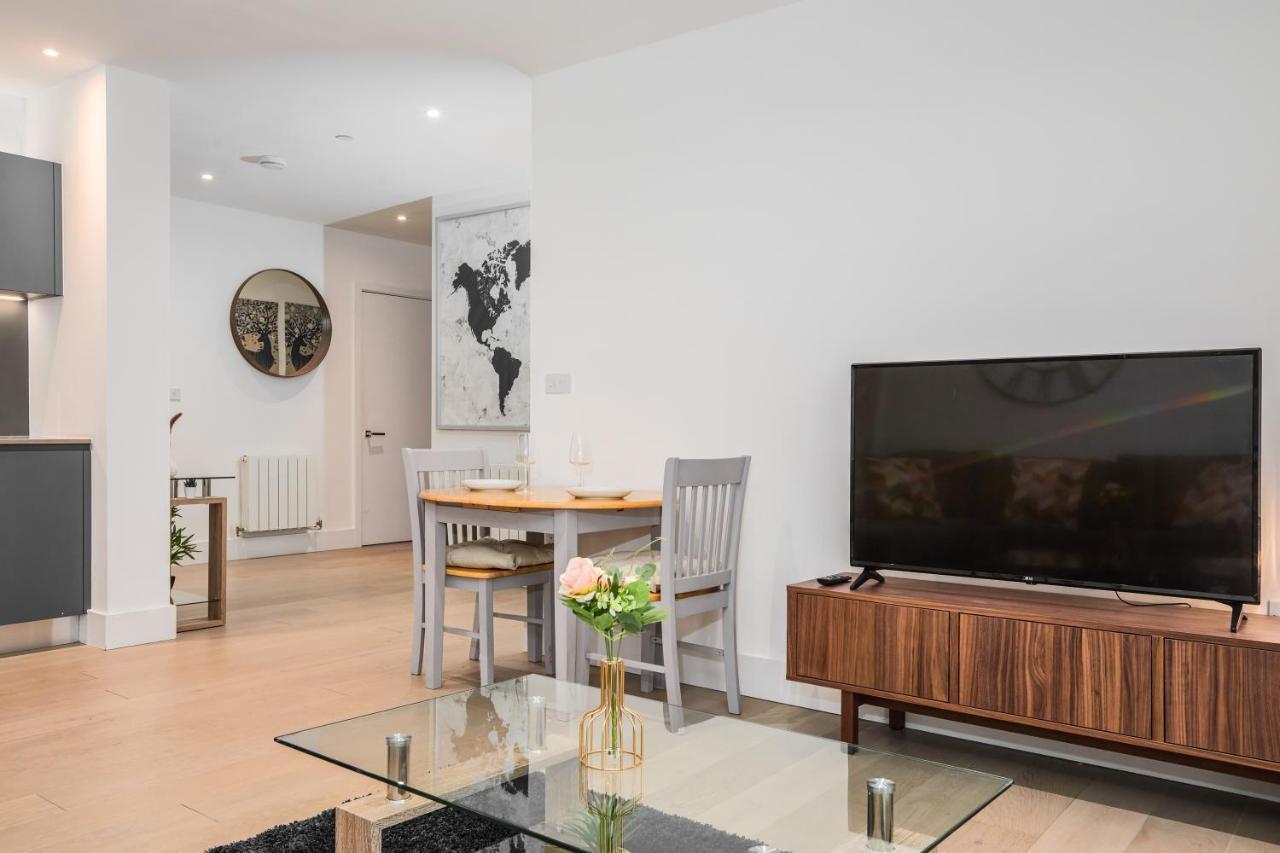 2 Bedroom Luxury With Balcony * London