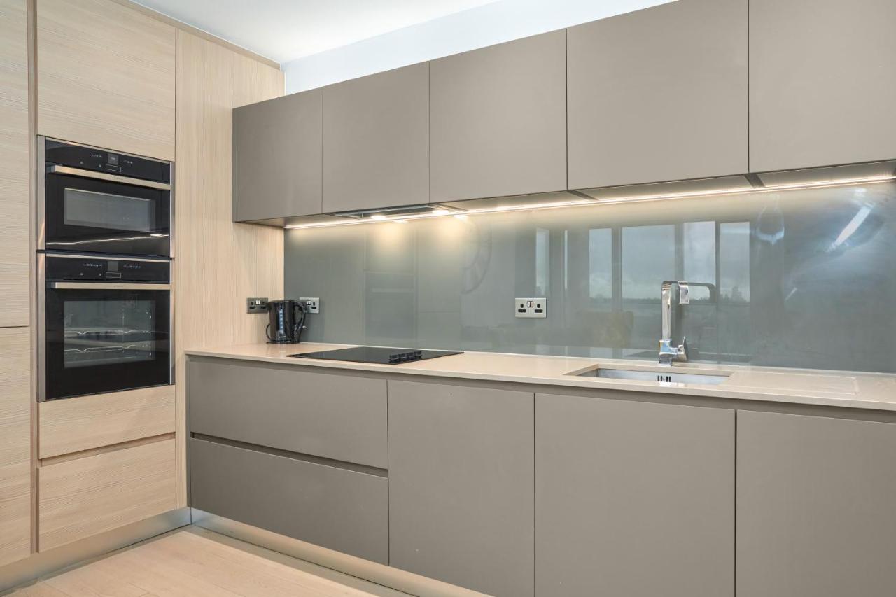 2 Bedroom Luxury With Balcony * London
