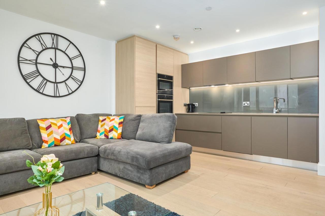 Apartment 2 Bedroom Luxury With Balcony *