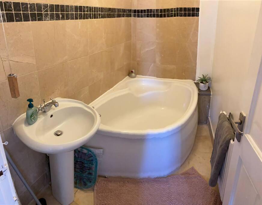 3 Double Bedroomed Flat, Acton. London, Uk Apartamento Londres