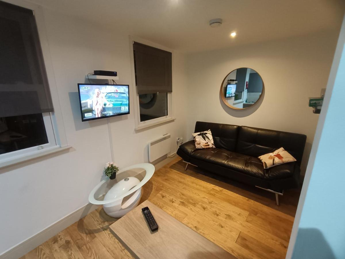 Apartment Lovely 2 Bedroom Serviced In