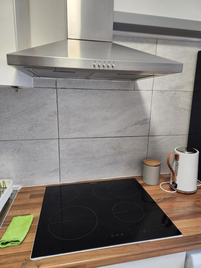 Apartamento 12 Minutes To Kings Cross, 6 Minutes Walks To The Train Station - Free Parking 3 Bed 2 Bath Fully Refurbished Flat No Party Or Gathering Allowed