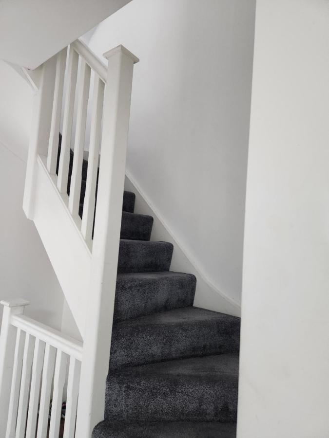 12 Minutes To Kings Cross, 6 Minutes Walks To The Train Station - Free Parking 3 Bed 2 Bath Fully Refurbished Flat No Party Or Gathering Allowed Apartamento Londres