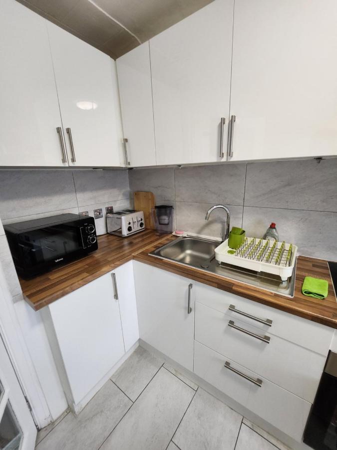 12 Minutes To Kings Cross, 6 Minutes Walks To The Train Station - Free Parking 3 Bed 2 Bath Fully Refurbished Flat No Party Or Gathering Allowed Apartamento *