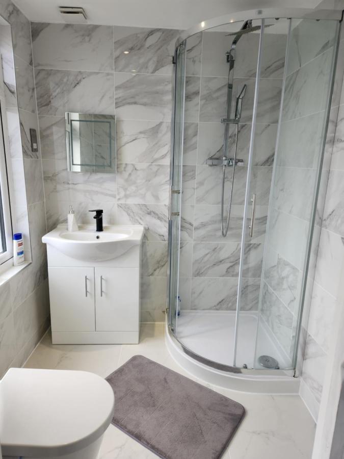 12 Minutes To Kings Cross, 6 Minutes Walks To The Train Station - Free Parking 3 Bed 2 Bath Fully Refurbished Flat No Party Or Gathering Allowed