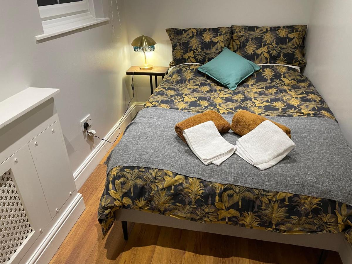 2 Bedroom Chiswick Park Tube Station Apartamento