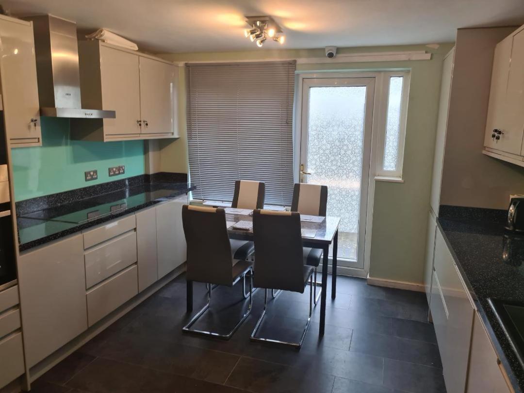 Luxury House, 4 Bedrooms Fully Furnished Сasa de vacaciones