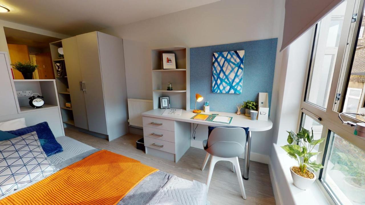 Apartamento For Students Only Contemporary At Iq Hoxton In *