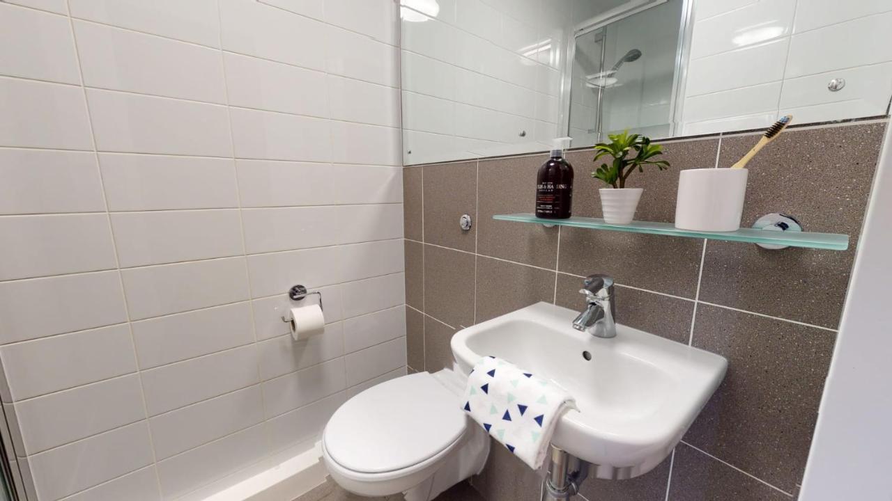 Private Bedrooms And Minutes Away From Wembley Stadium At Sterling Court * Londen