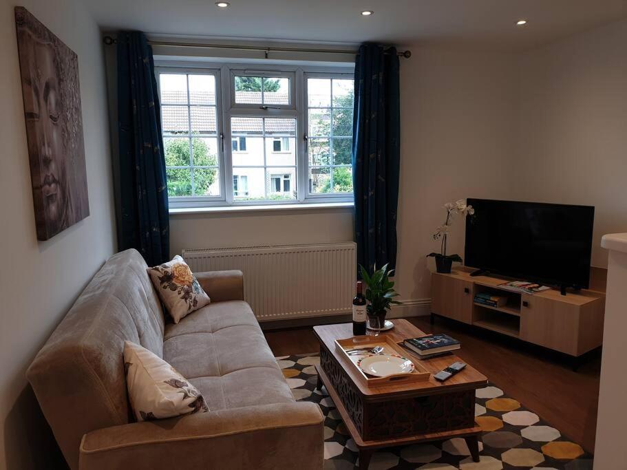 New - Private King Bed -put- With Terrace, Free Parking, Near Tube Apartamento Londres