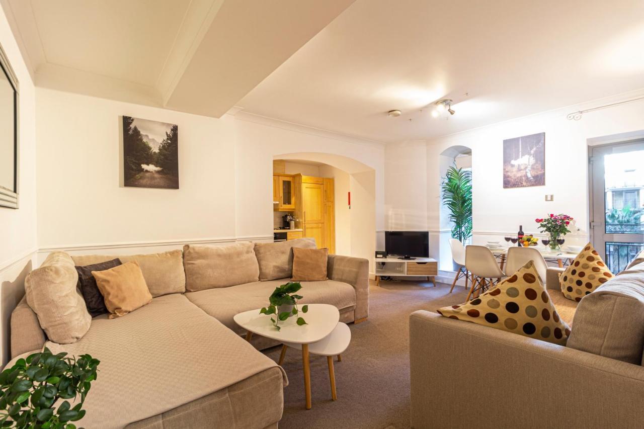 Thames River Apartment
