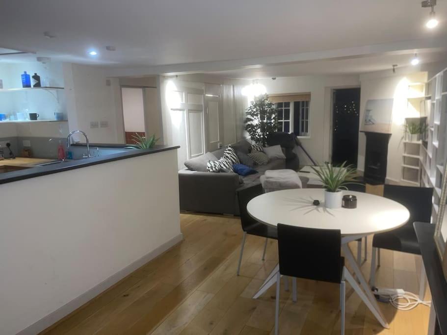 Appartement Spacious 2 Bedroom In The Heart Of Soho. Londen