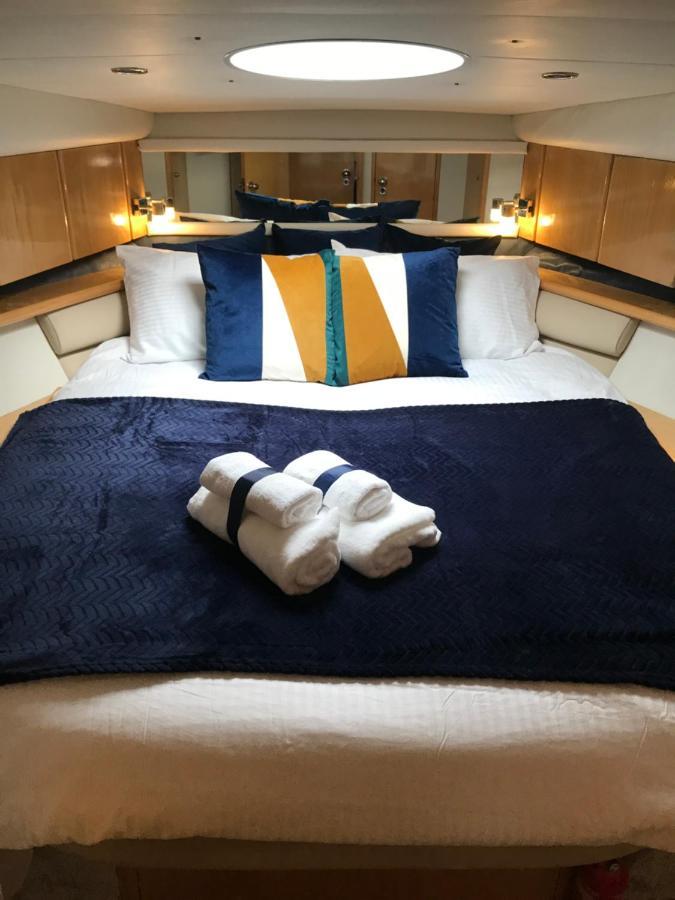 Entire Boat At St Katherine Docks 2 Available Select Using Options Londres