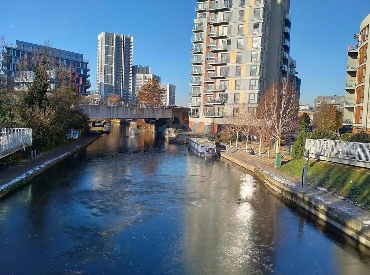 Lovely Luxury 1-bed In Wembley * Londen