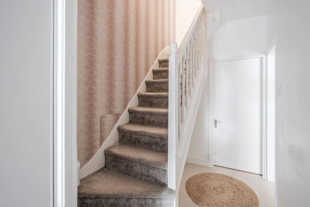 Spacious 5 Bed, 2 Bathrooms House With A Private Garden * Londen