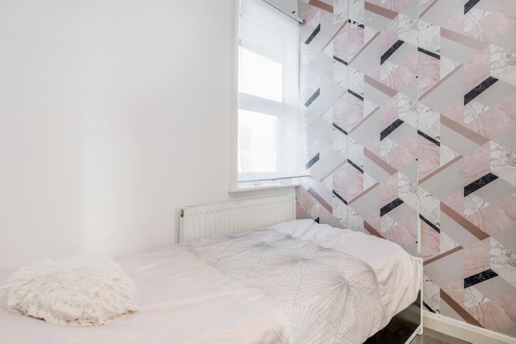 Vakantiehuis Spacious 5 Bed, 2 Bathrooms House With A Private Garden Londen