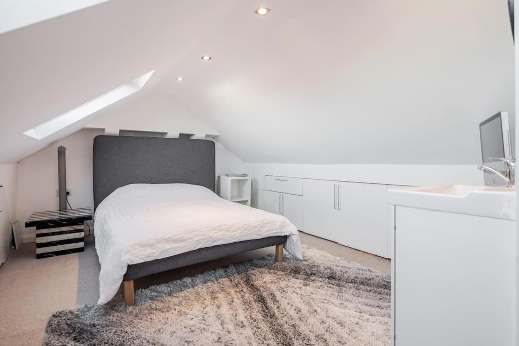 Spacious 5 Bed, 2 Bathrooms House With A Private Garden Vakantiehuis Londen