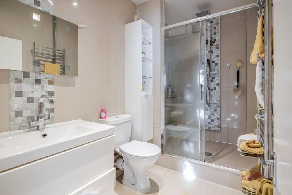 Spacious 5 Bed, 2 Bathrooms House With A Private Garden Vakantiehuis *