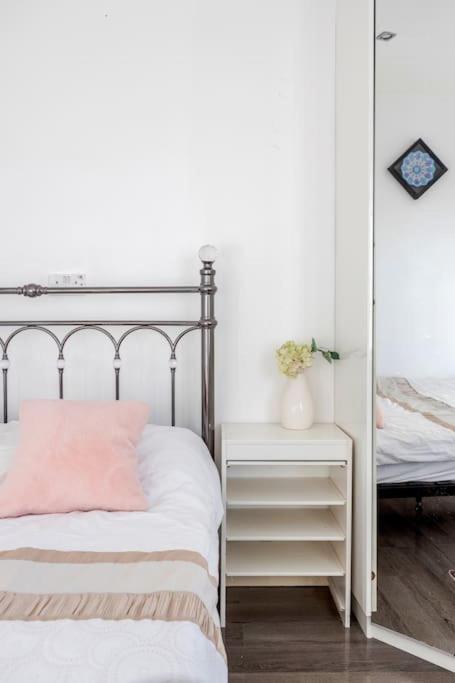 Spacious 5 Bed, 2 Bathrooms House With A Private Garden Vakantiehuis *