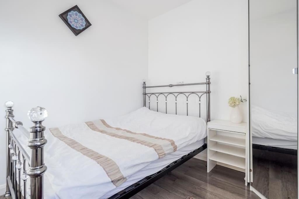 Spacious 5 Bed, 2 Bathrooms House With A Private Garden Vakantiehuis *