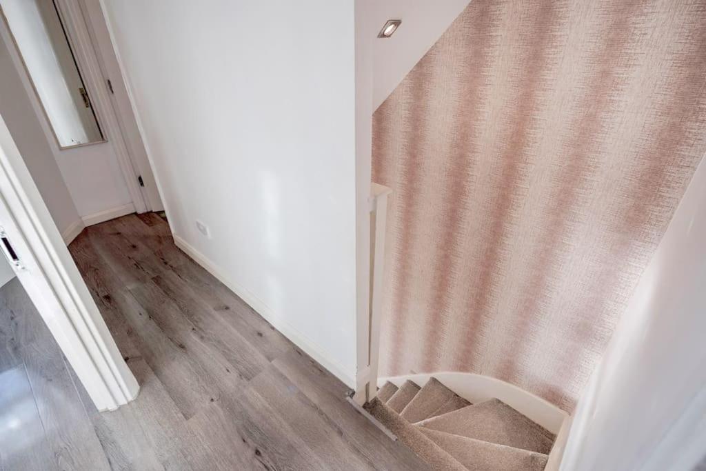 Spacious 5 Bed, 2 Bathrooms House With A Private Garden Vakantiehuis Londen