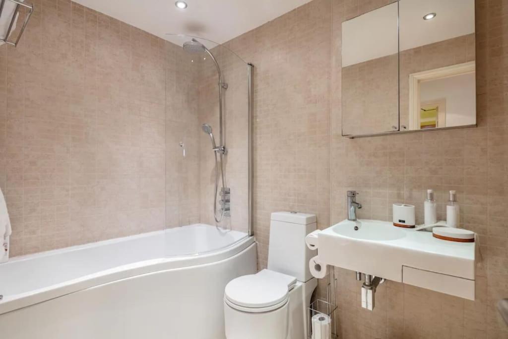 1 Bedroom Flat With Free Parking *