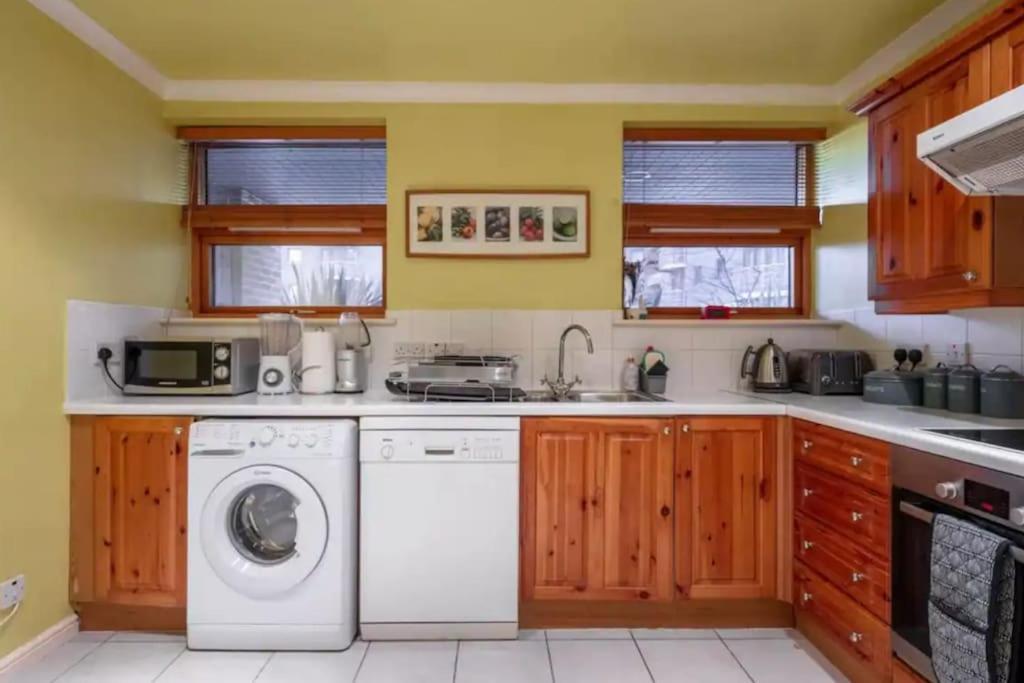1 Bedroom Flat With Free Parking *