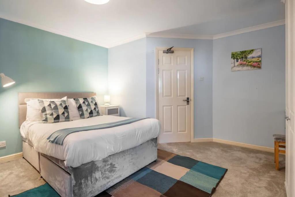 1 Bedroom Flat With Free Parking Apartamento