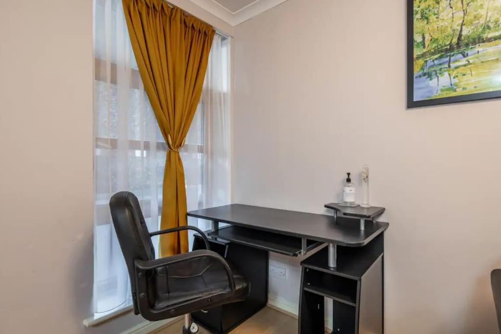 1 Bedroom Flat With Free Parking *