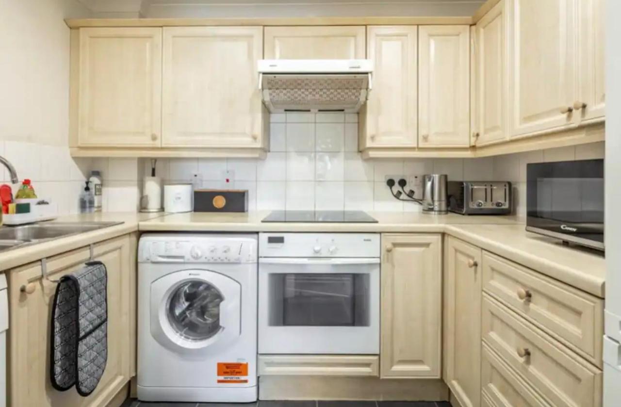 1 Bedroom Flat With Free Parking Apartamento