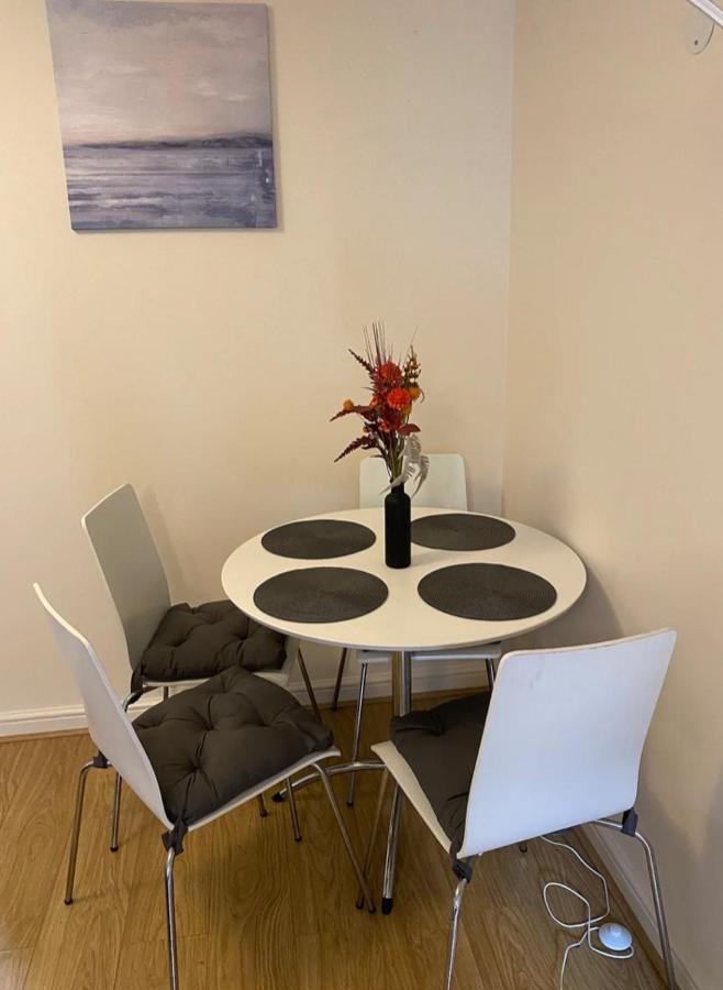 1 Bedroom Flat With Free Parking Apartamento