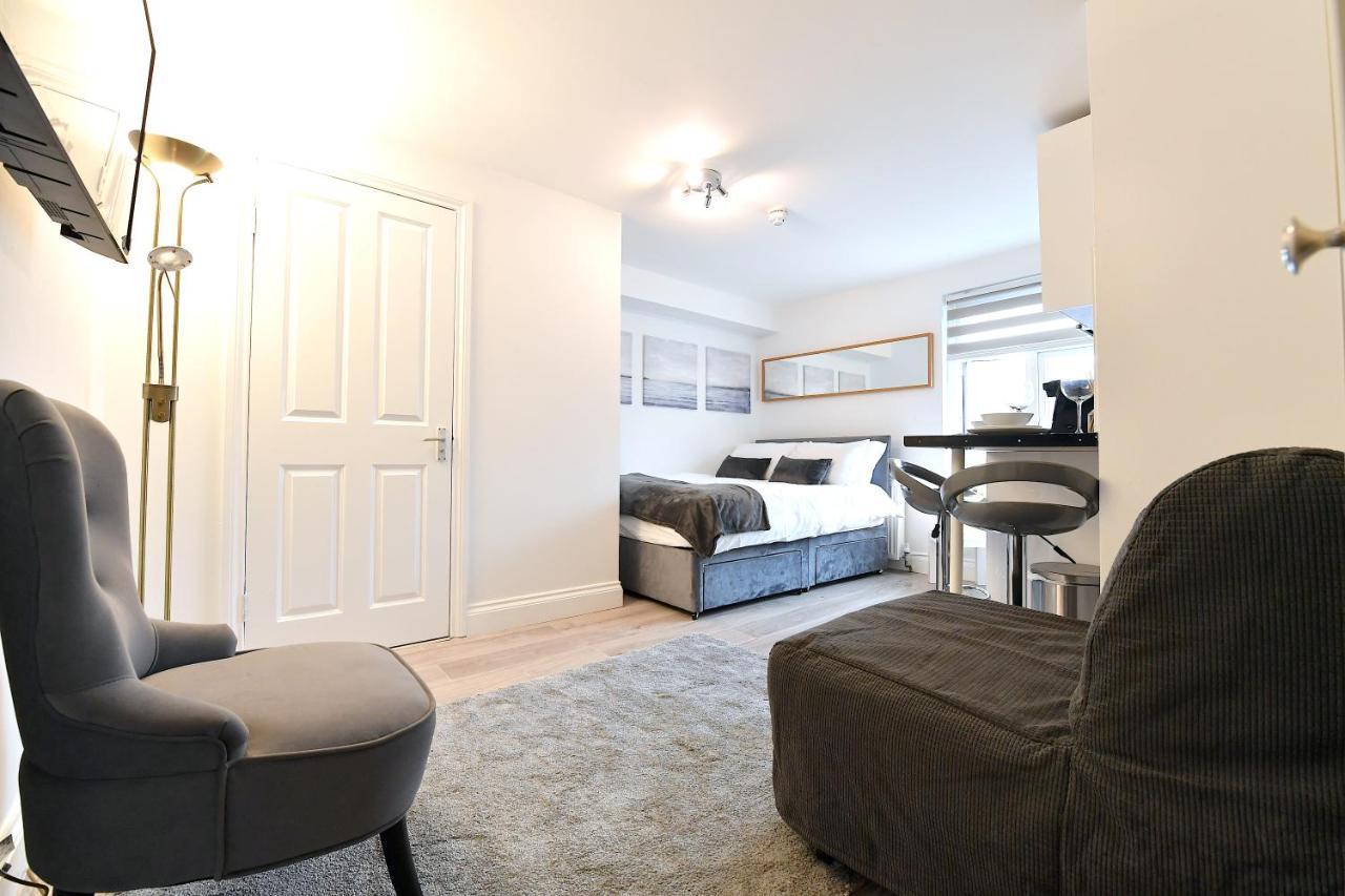 Studios: Line Convenience Near Westfield Apartment *