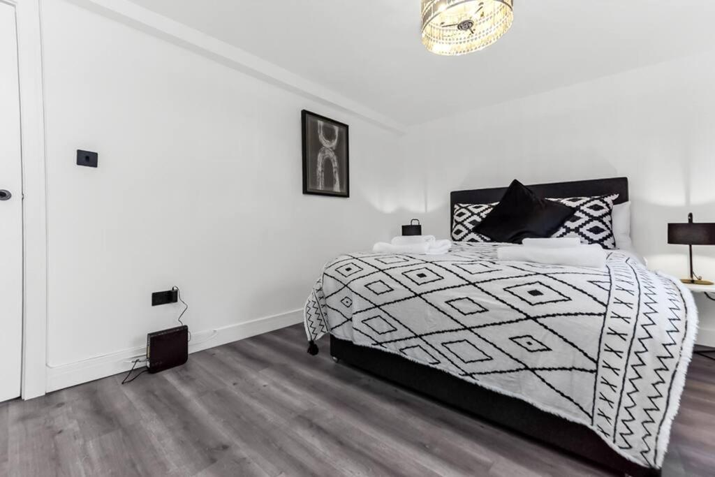 Hunky 3 Bedroom Flat In Hereward, Appartement Londres
