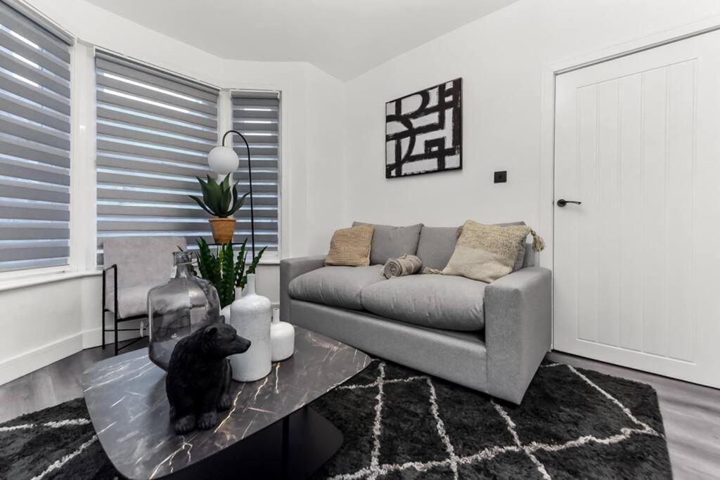 Hunky 3 Bedroom Flat In Hereward, Appartement Londres