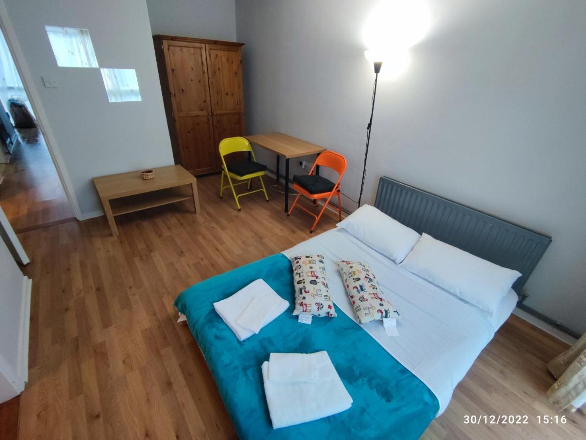 And Quiet Flat In London! Close To Station Apartment